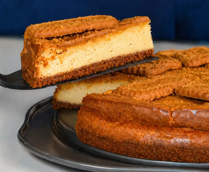 Rebanada de cheesecake de Lotus con galletas Lotus encima